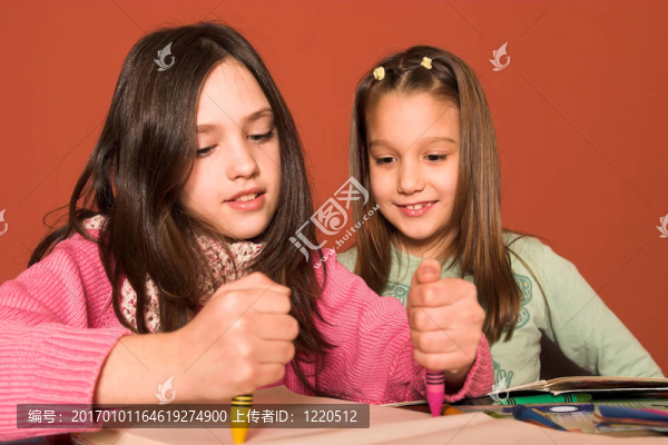 教室里畫畫的女孩