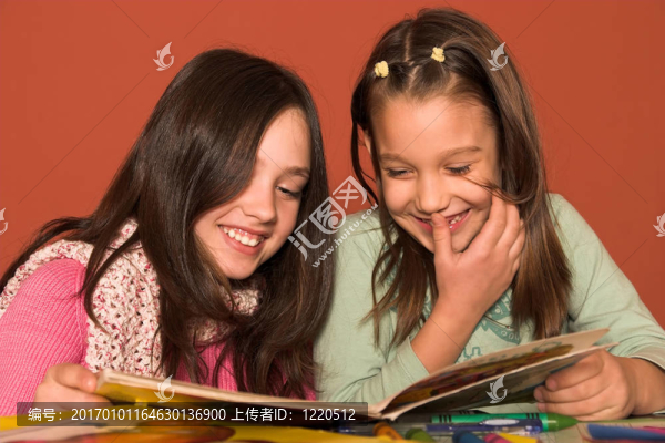 在教室里讀書(shū)的女孩