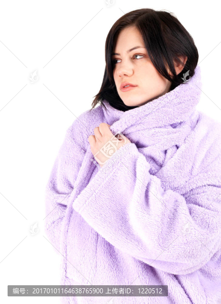 體貼的；年輕的；在浴袍的黑頭發(fā)的女人