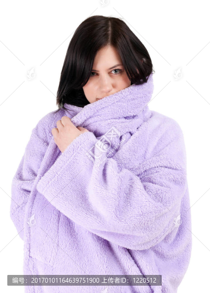 微笑的黑頭發(fā)的年輕女子在浴衣