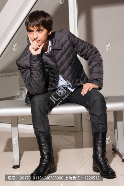 年輕人展示服裝