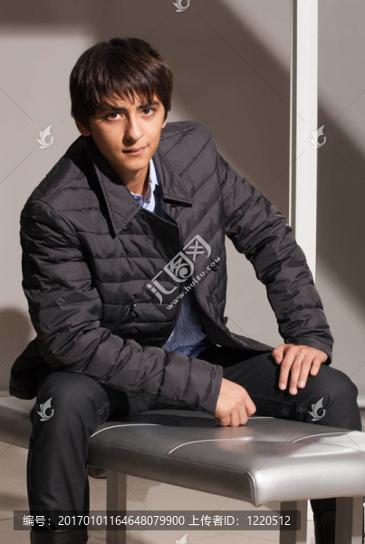 年輕人展示服裝