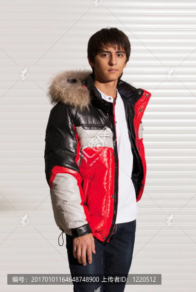 年輕人展示服裝