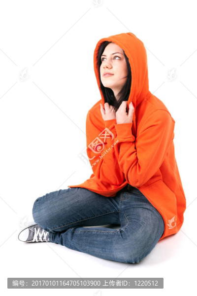 橙色運動衫罩在頭上的年輕女孩