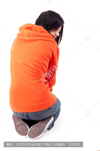 坐在橙色運(yùn)動(dòng)衫的年輕漂亮的女人