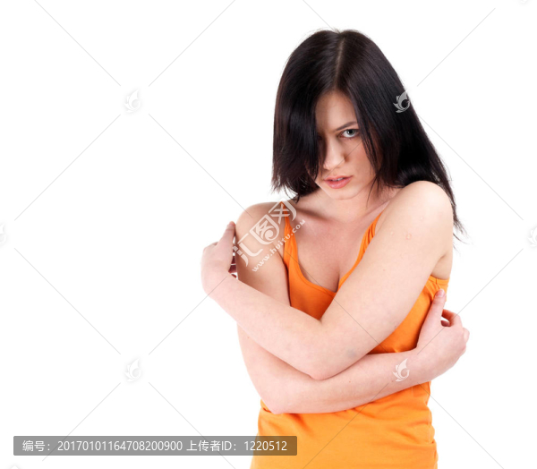 體貼的年輕女子穿著橙色襯衫交叉胳膊