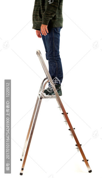 穿黑衣服的年輕人站在金屬梯上