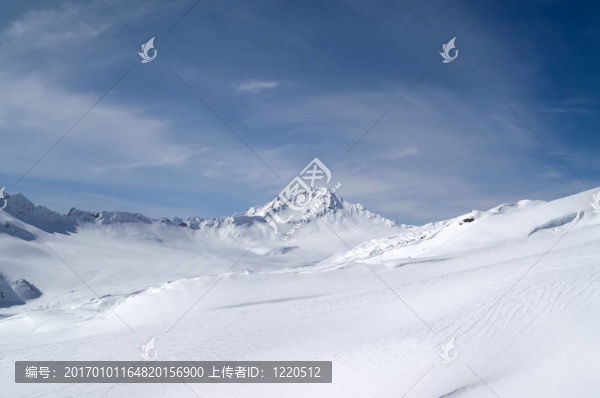 滑雪勝地。邊坡厄爾布魯士山