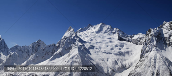 全景的高加索山脈