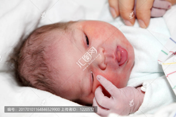 一個(gè)新生嬰兒的畫(huà)像；一個(gè)小時(shí)大
