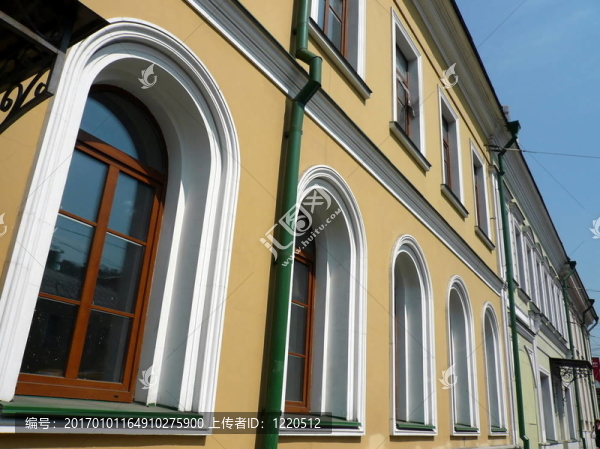 舊的黃色建筑與綠色風(fēng)暴下降管