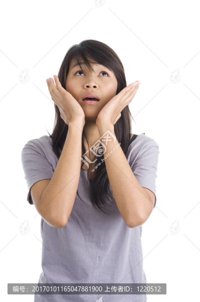 驚恐的年輕女人抬頭
