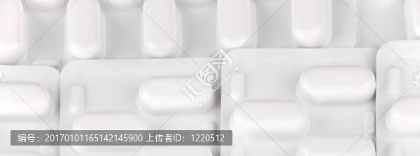 許多藥片泡在