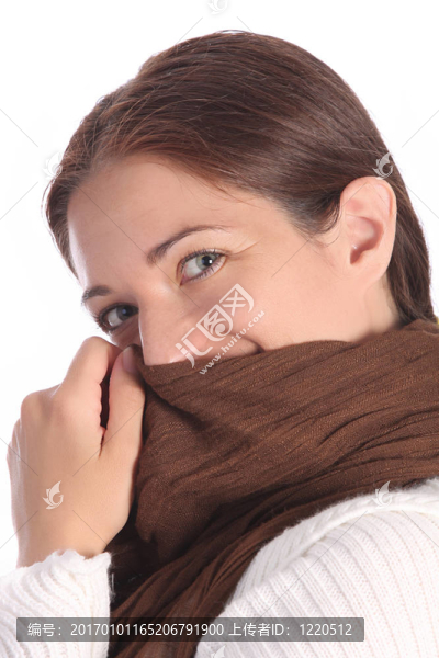漂亮的年輕女人帶著棕色的圍巾