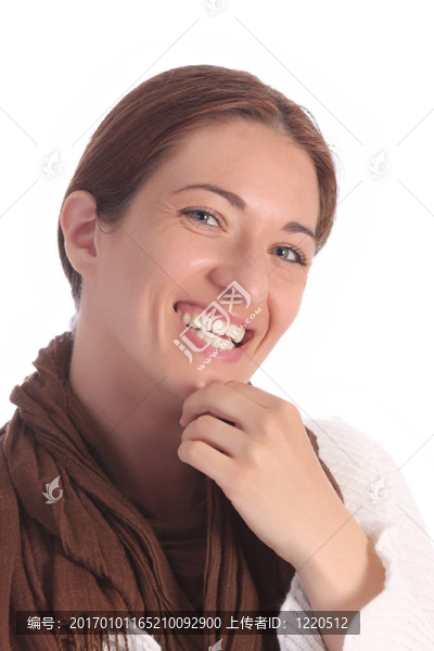 漂亮的年輕女人帶著棕色的圍巾