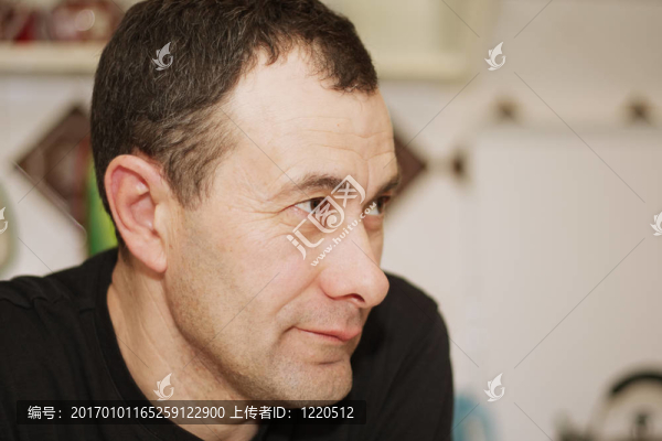 穿黑襯衫的男人