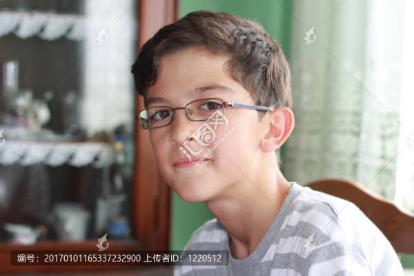 戴眼鏡的男孩