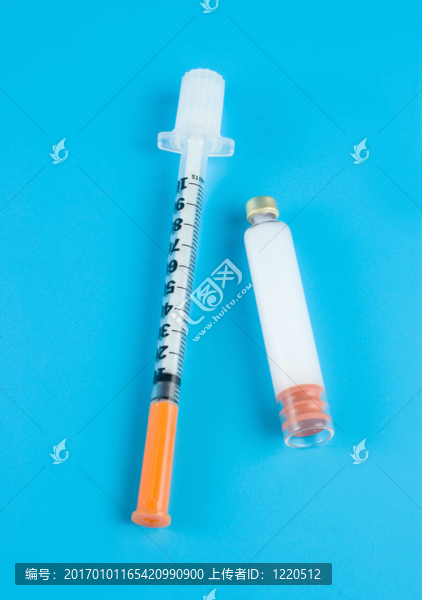 藍(lán)色背景下的胰島素和注射器