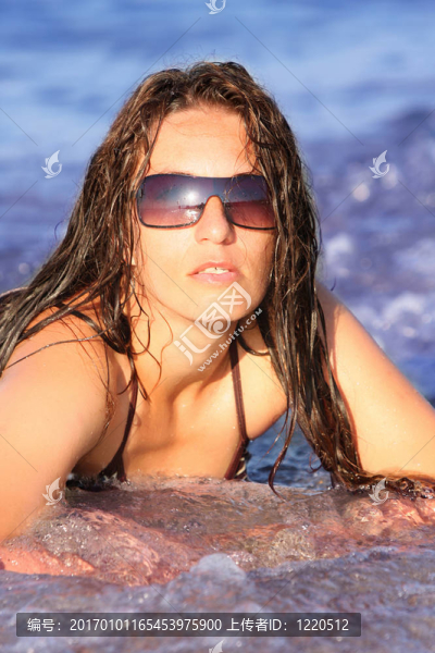 海灘上的年輕女子