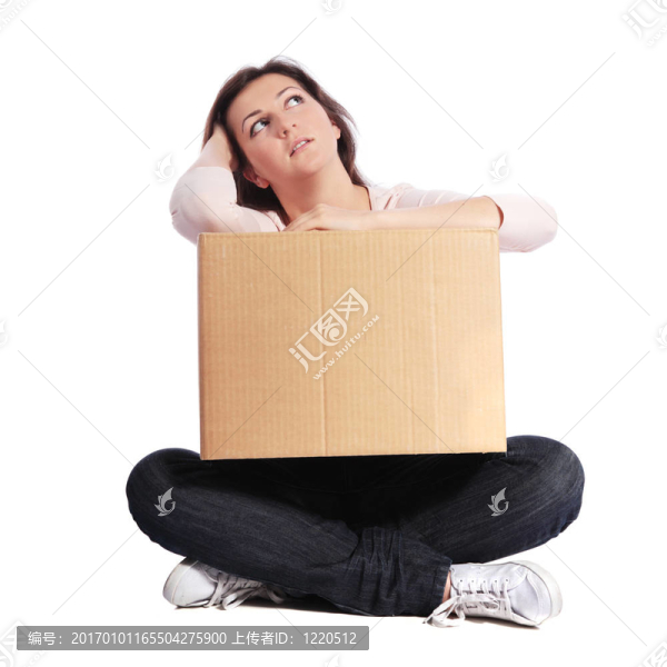 抱著一個移動盒子