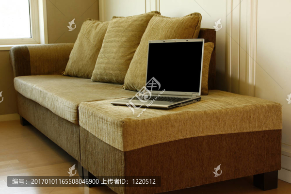 沙發(fā)上的筆記本電腦