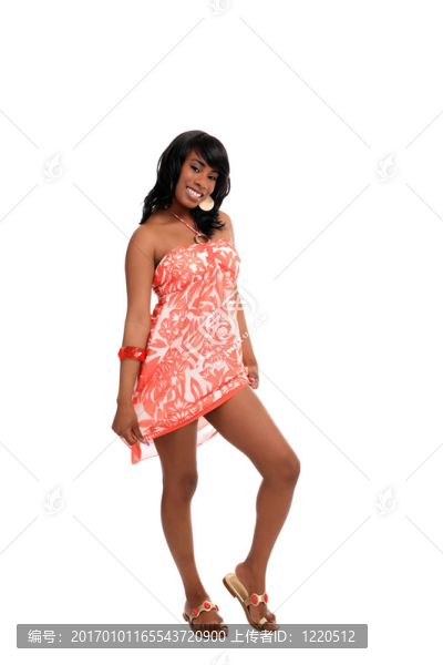 年輕的黑人婦女站在穿著微笑