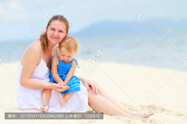 熱帶海灘的母女
