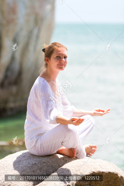 美女練瑜伽