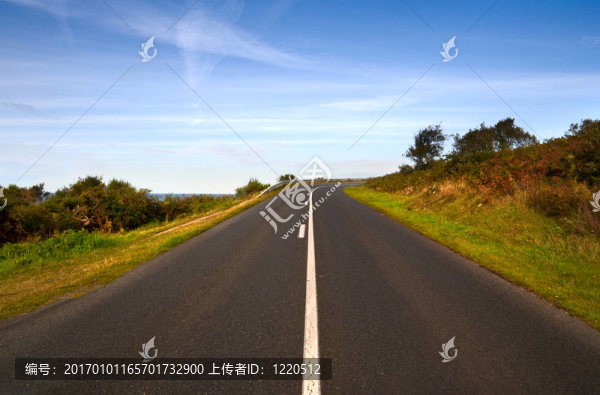 道路上的黃昏燈在懸崖-右轉(zhuǎn)