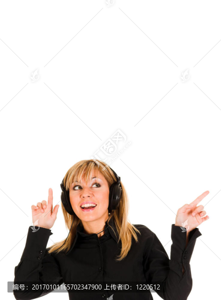 美麗微笑的年輕女子聽音樂