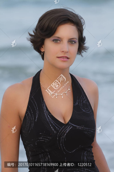 女性時尚夏日海灘人像拍攝模式