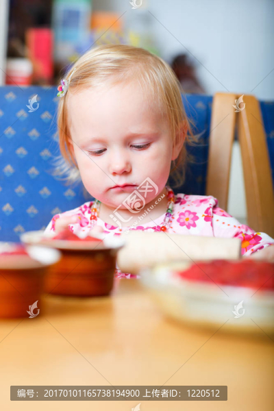 小女孩在廚房幫忙