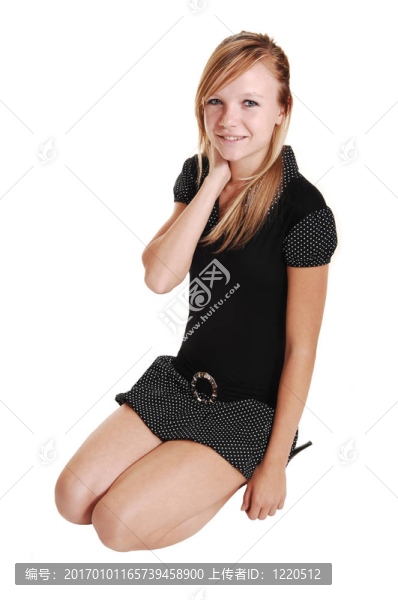 坐在地板上的女孩。