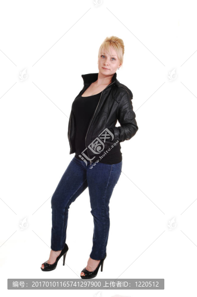 穿皮夾克的金發(fā)女孩。