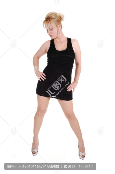 穿黑裙子的女孩。