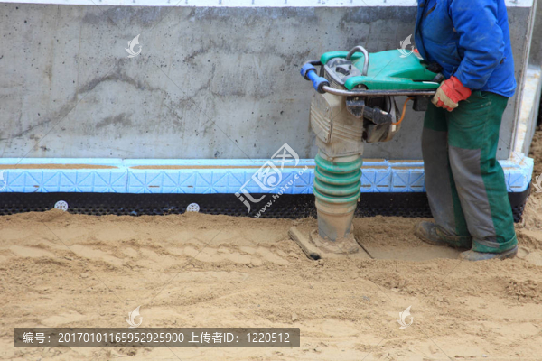 現(xiàn)場工作人員使用壓縮工具