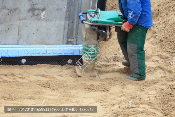 現(xiàn)場工作人員使用壓縮工具