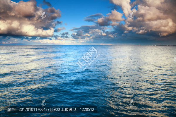 天空蔚藍(lán)的大海；風(fēng)暴；風(fēng)暴