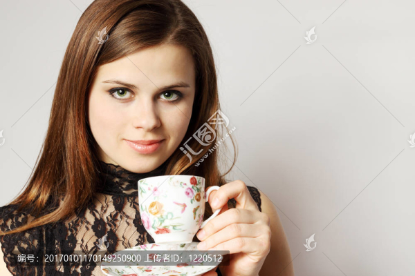 美女捧杯茶