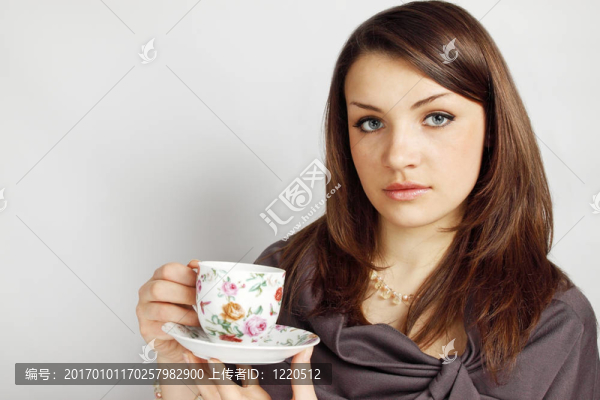 女人拿著茶杯喝茶