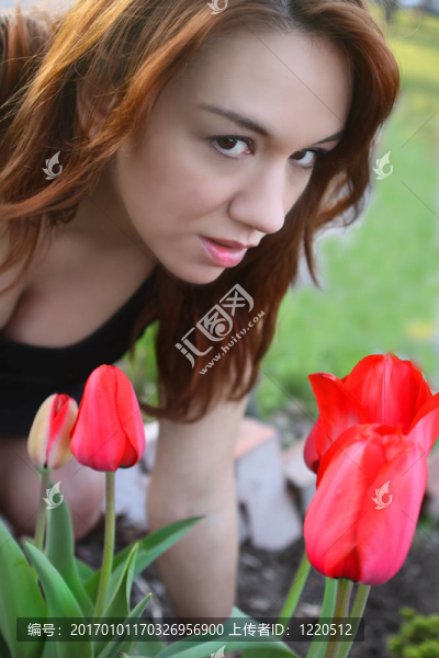 漂亮的紅發(fā)女郎聞?dòng)艚鹣? title=