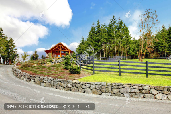木屋與道路和柵欄山上的房子。