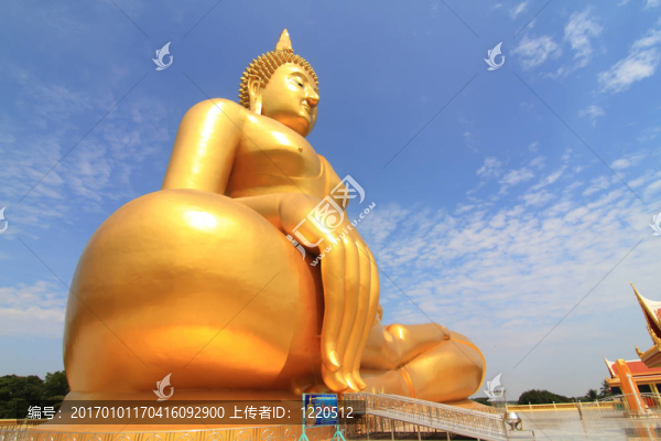 藍(lán)天背景下的大佛形象