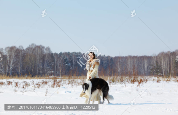 與獵狼戶外女人