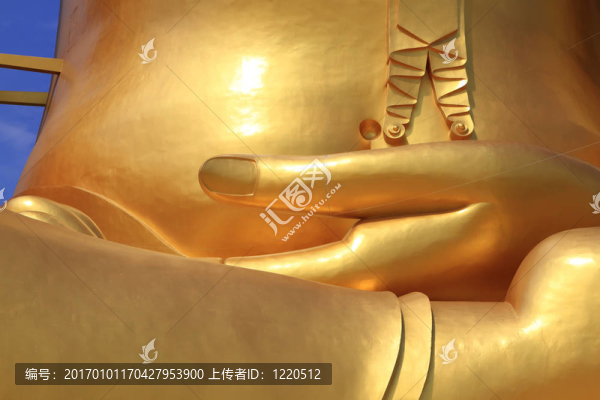 閉手黃金佛像意味著集中