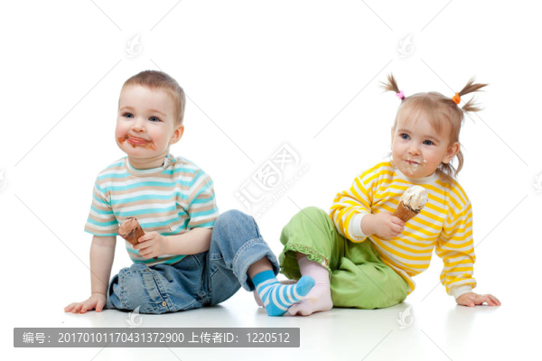 孩子們快樂(lè)的小女孩和男孩吃冰淇淋白BAC
