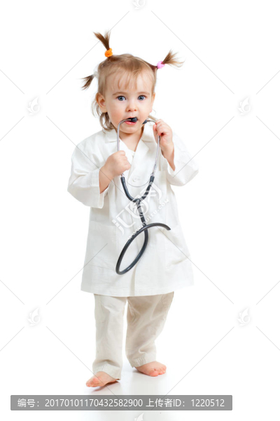 可愛的孩子女孩制服作為醫(yī)生在白色背景