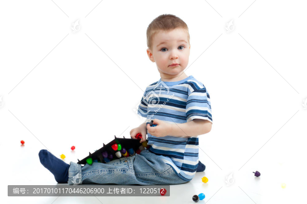 可愛的男孩玩馬賽克玩具