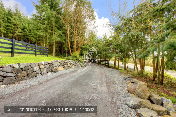 馬場帶籬笆的農(nóng)村公路。