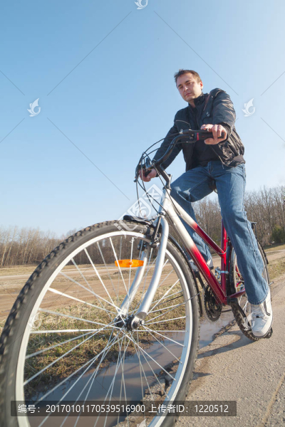 騎自行車(chē)的人.